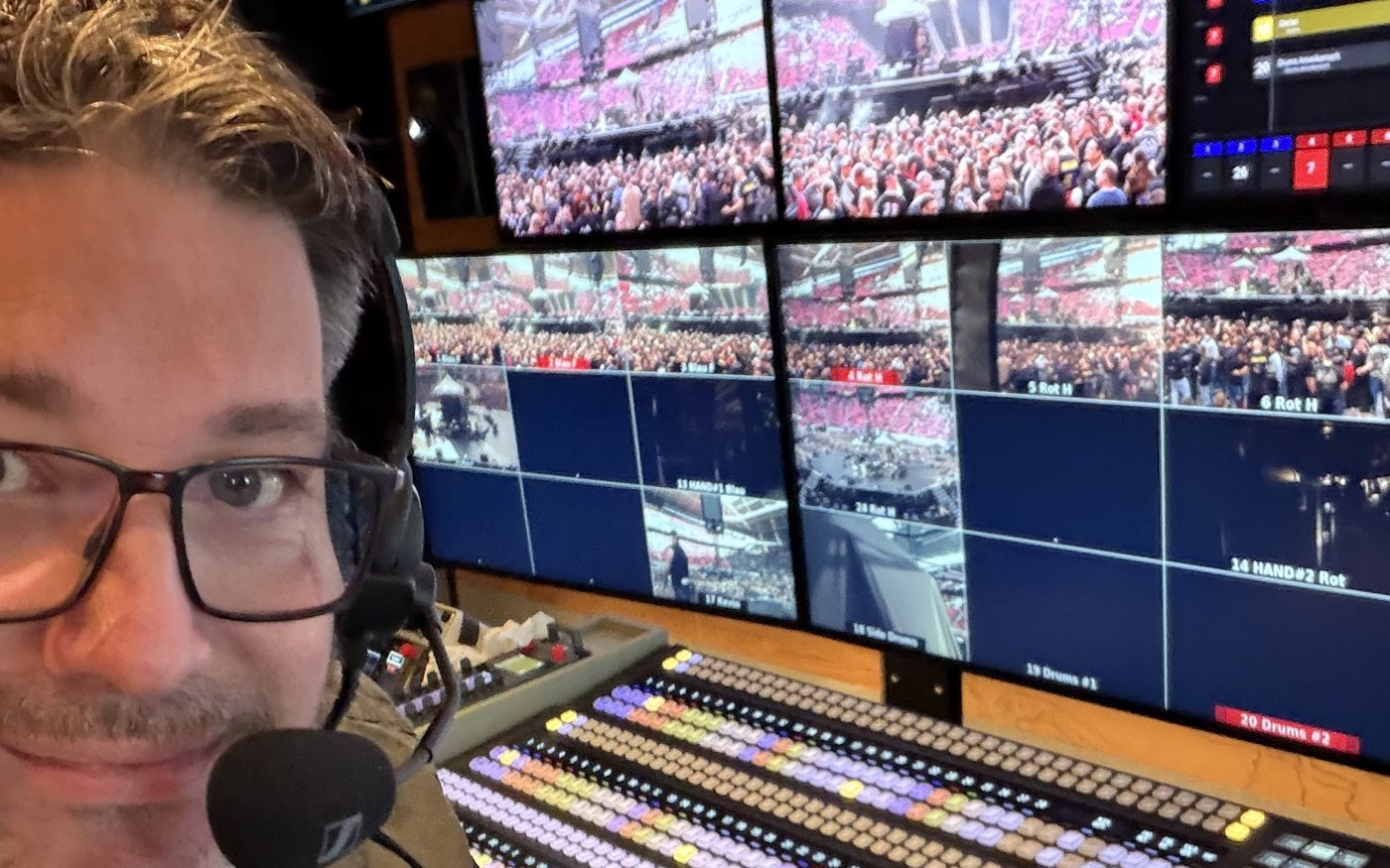 Bildregie bei einer Außenübertragung im Ü-Wagen, Multiviewer und Vision-Mixer im Einsatz